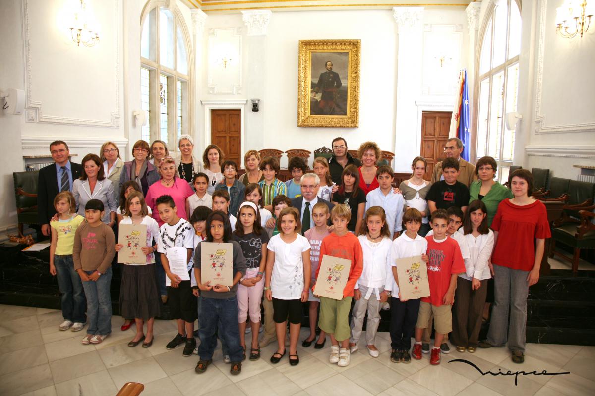 Foto de grup dels alumnes del Consell d'Infants amb l'Alcalde i diversos regidors després de l'Audiència pública de juny de 2010