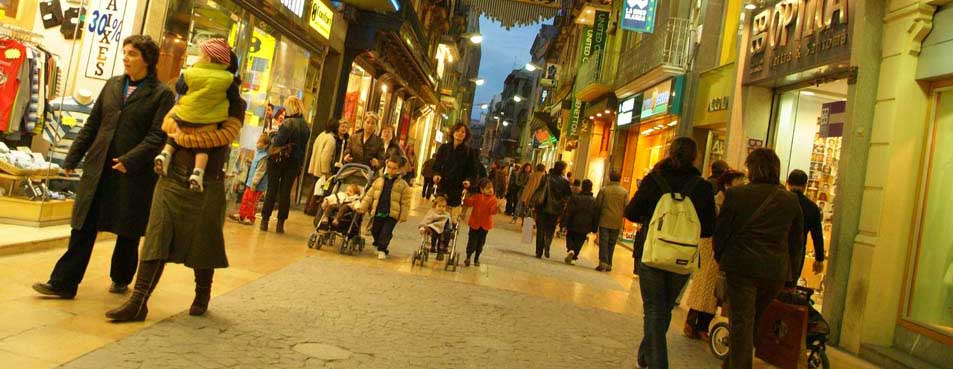 Mujeres paseando por la calle Monterols.