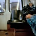 Un noi dormint en un vagó de metro
