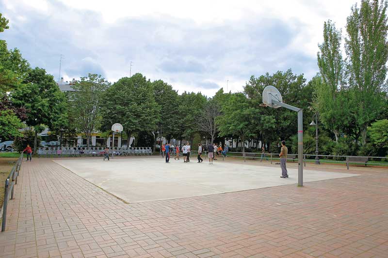 Pista esportiva a l'aire lliure de la plaça Europa.