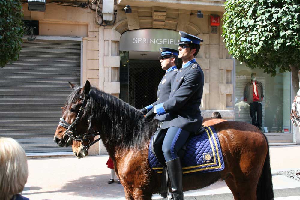 Agentes de la Unidad Montada.