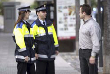 Dos agents de la unitat de Policia de Proximitat.