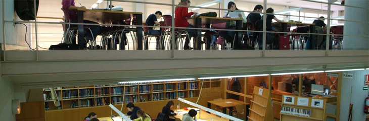 Estudiants a la biblioteca de la facultat de Ciències de la Salut.