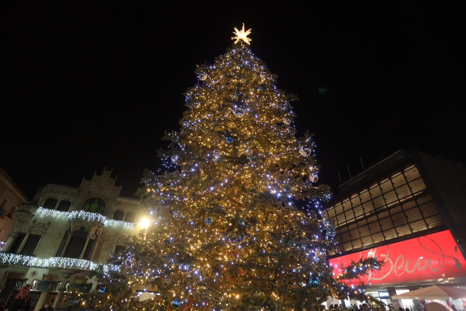 Arbre de Nadal amb el Gaudí Centre al fons