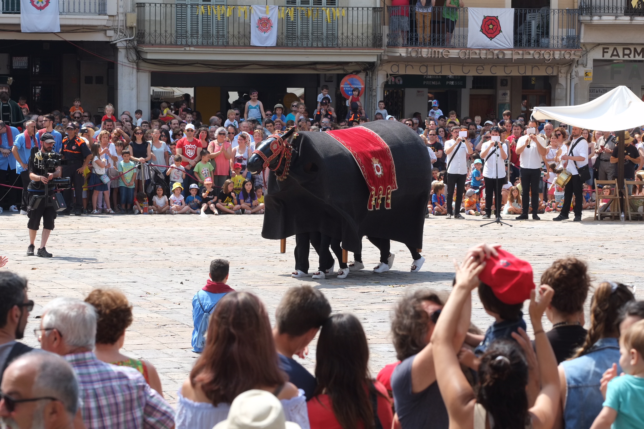 La Mulassa ballant al mig de la plaça Mercadal