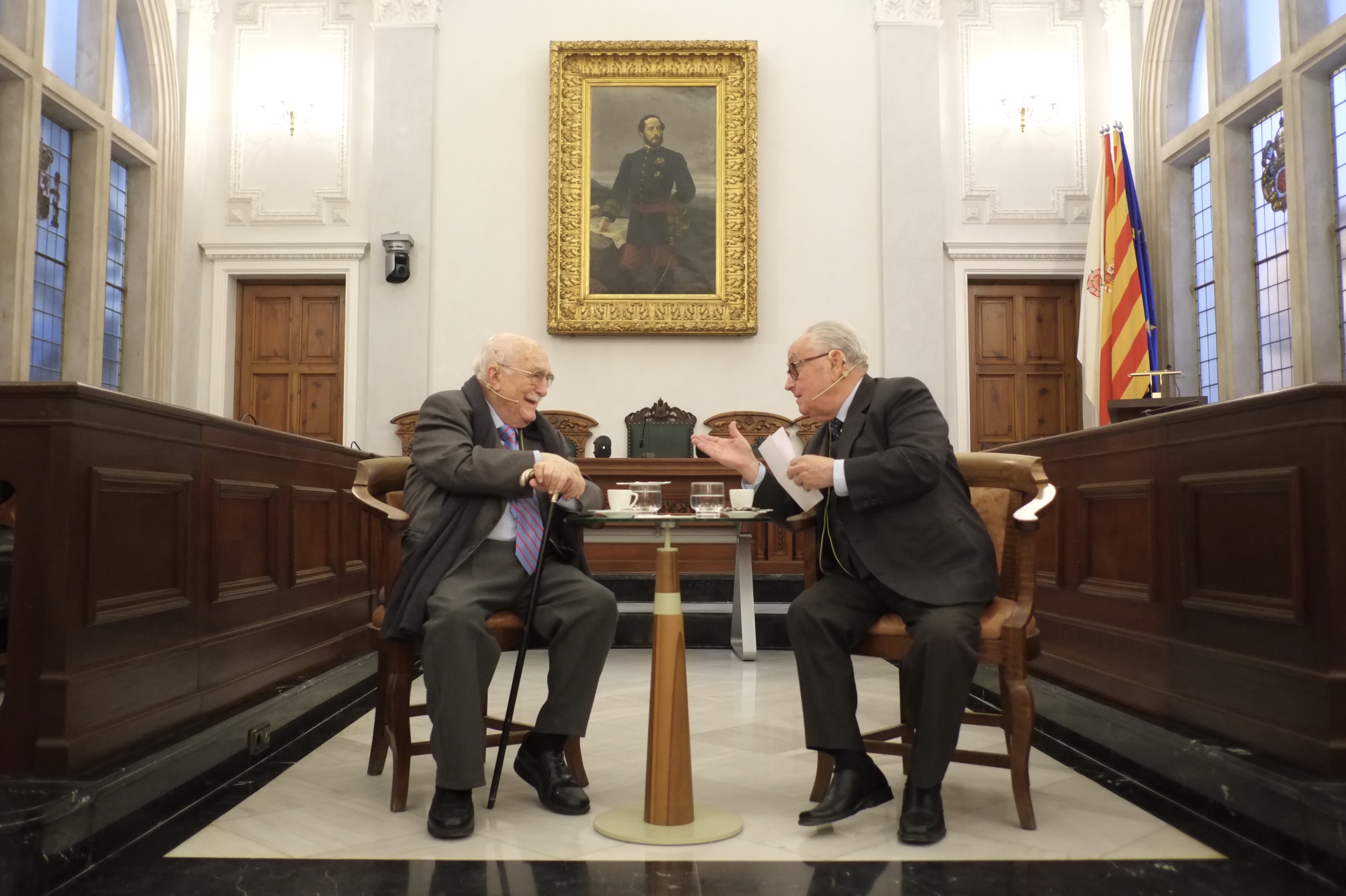 Foto de Xavier Amorós (esquerra) i Josep Gil al saló de plens de l