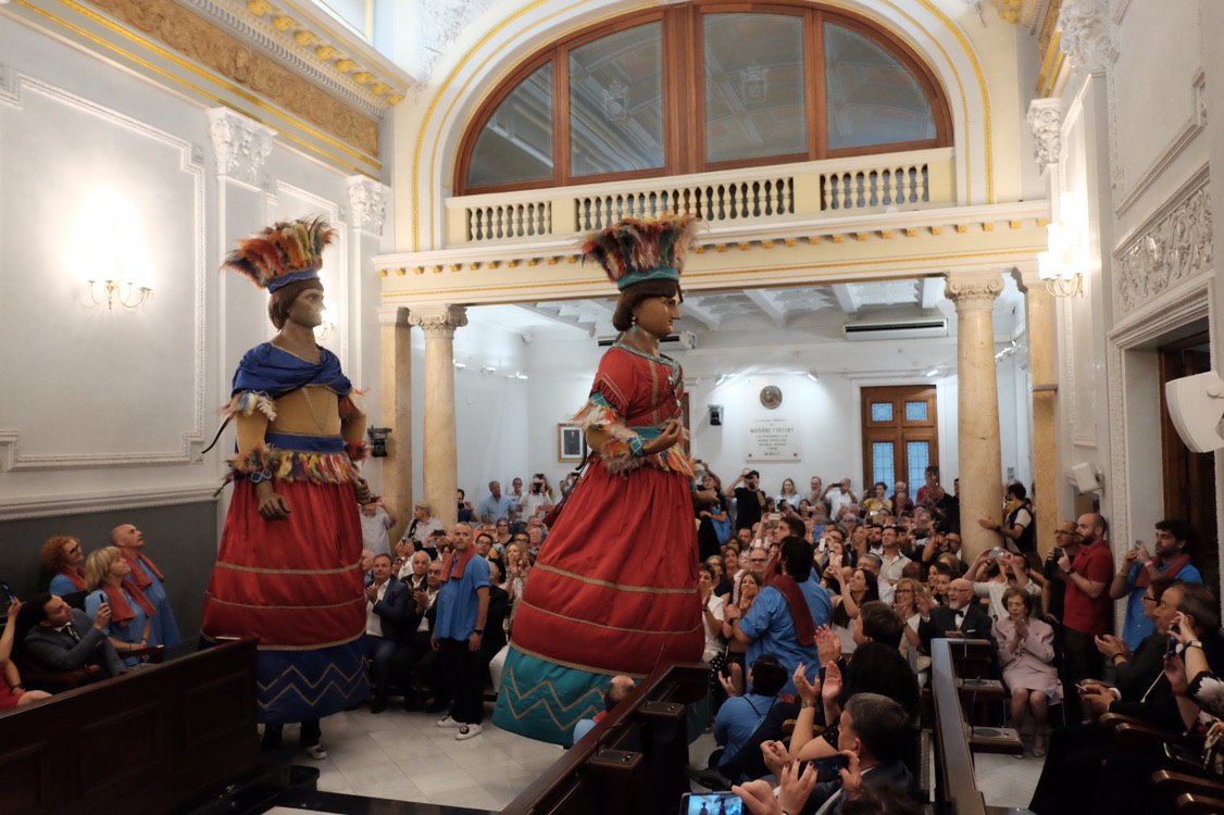 Els Gegants Indis ballen al Saló de Plens