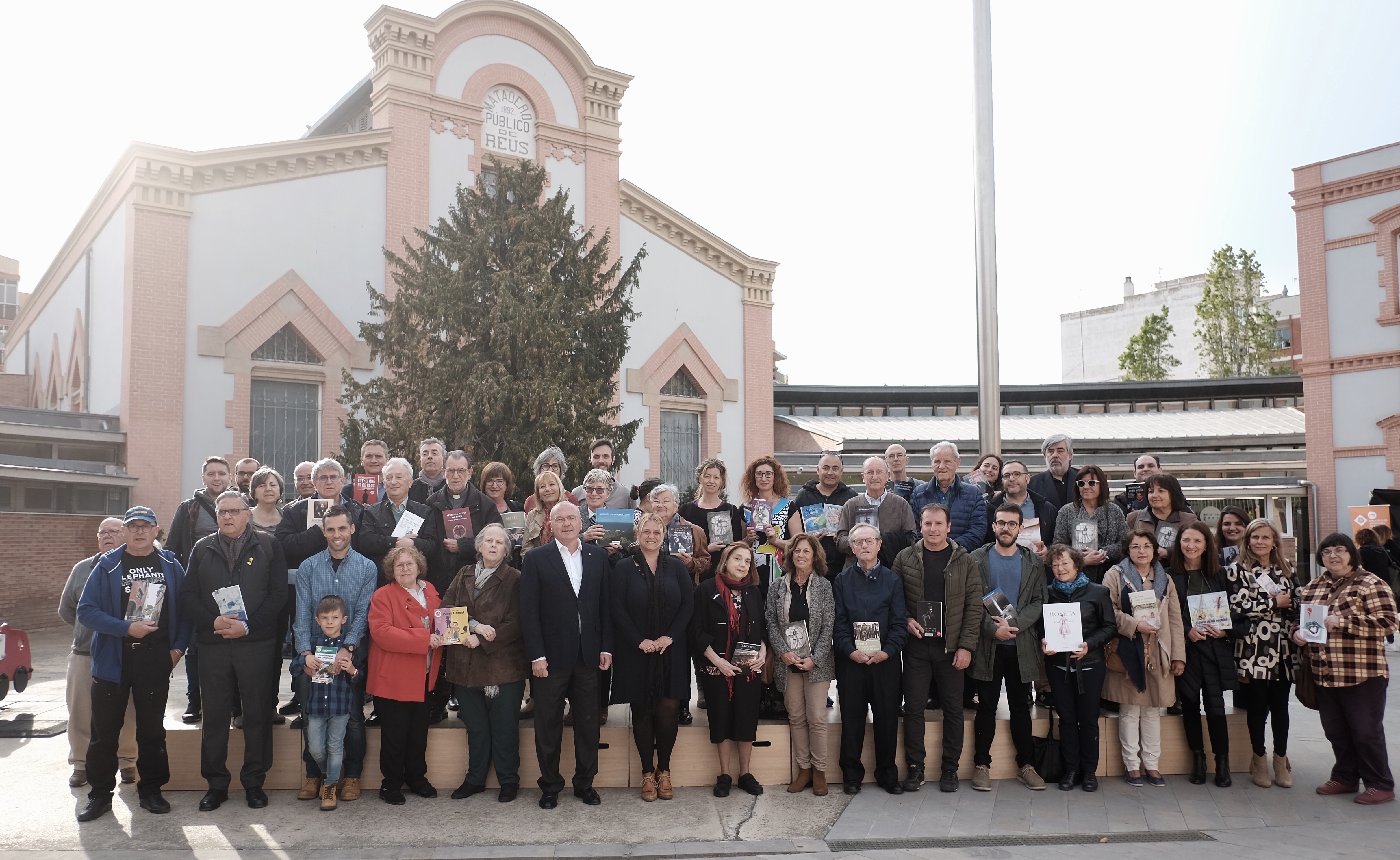 Foto de grup dels autors Sant Jordi 2019