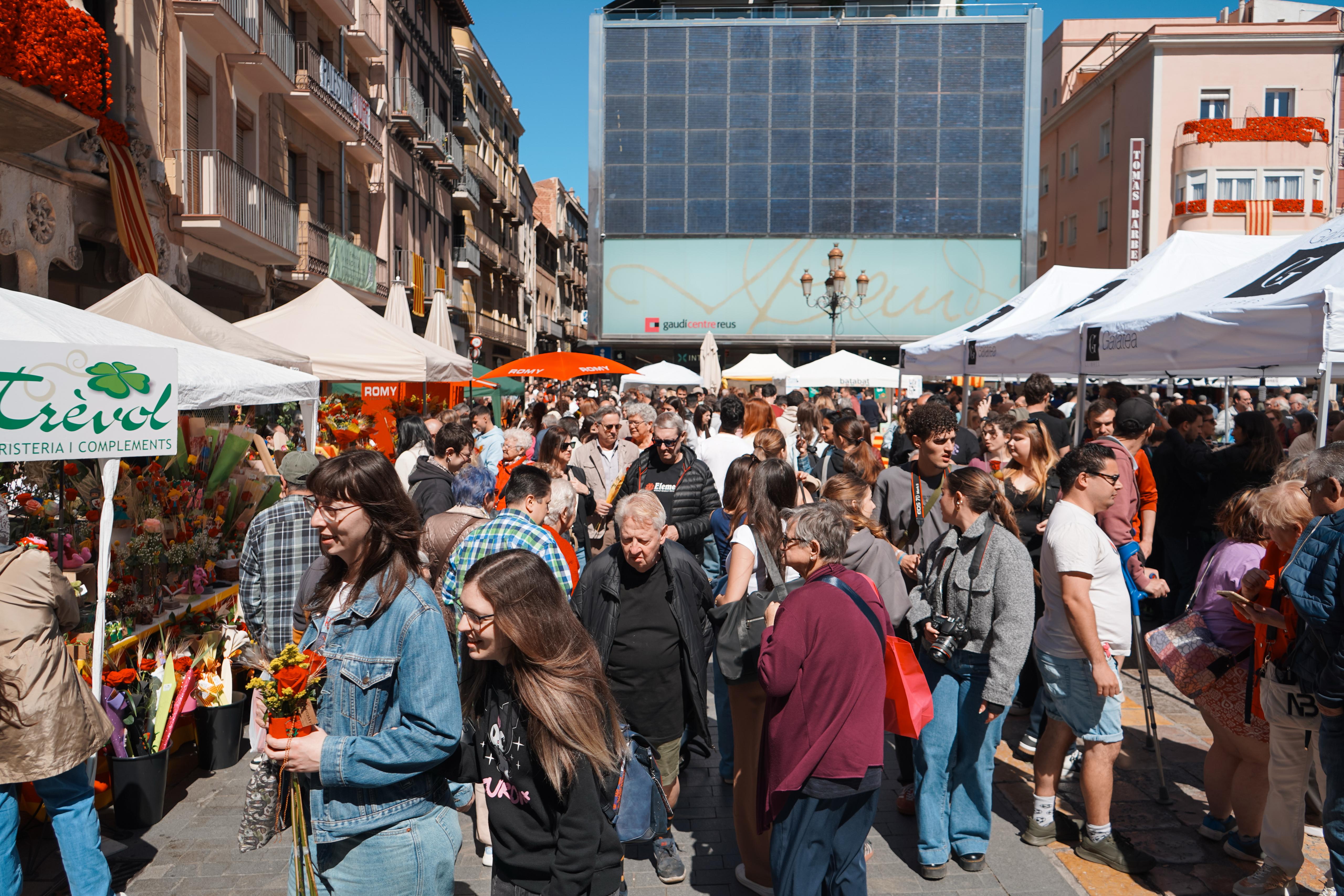 Diada de Sant Jordi 2025 plaça del Mercadal