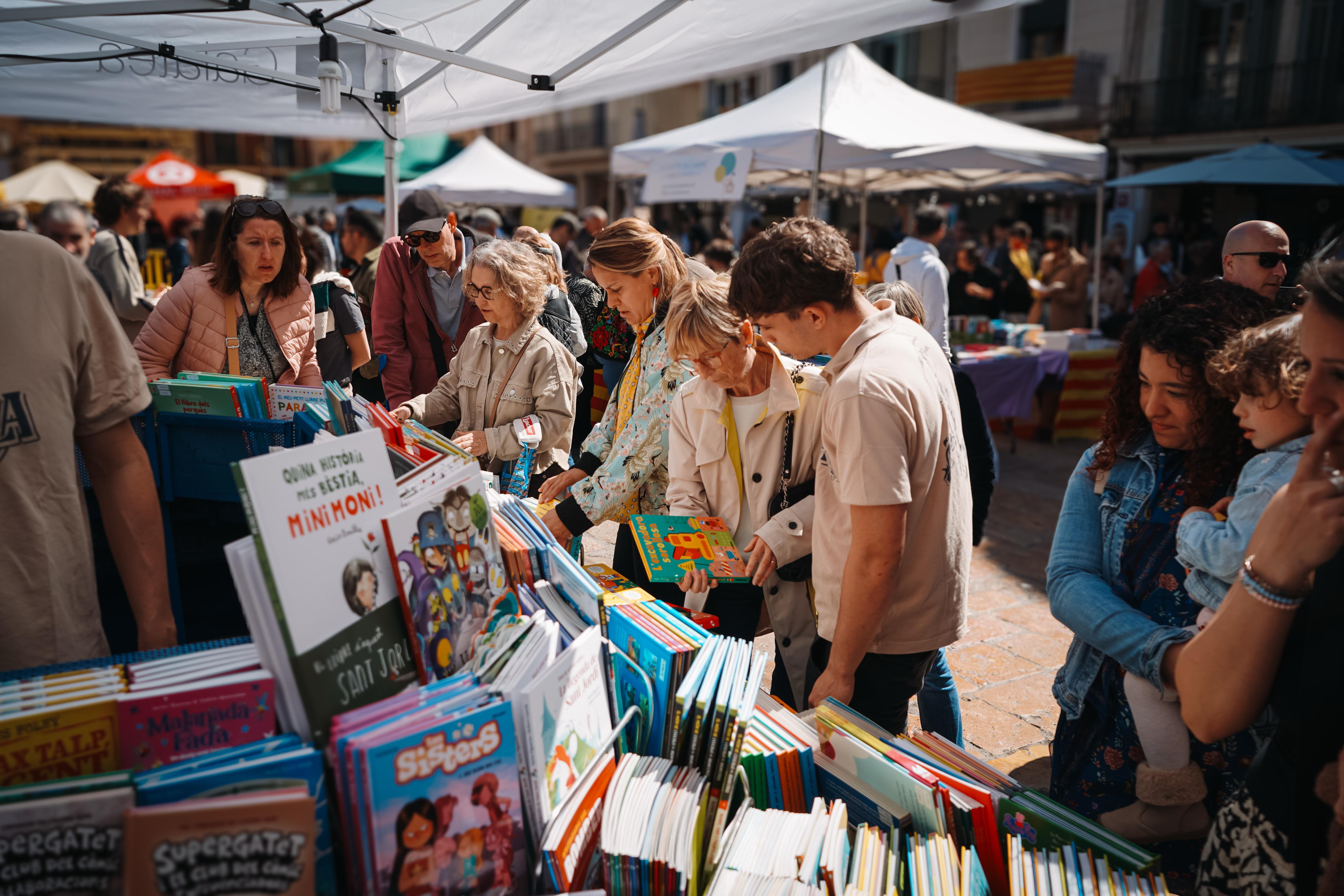 Diada de Sant Jordi 2025 plaça del Mercadal