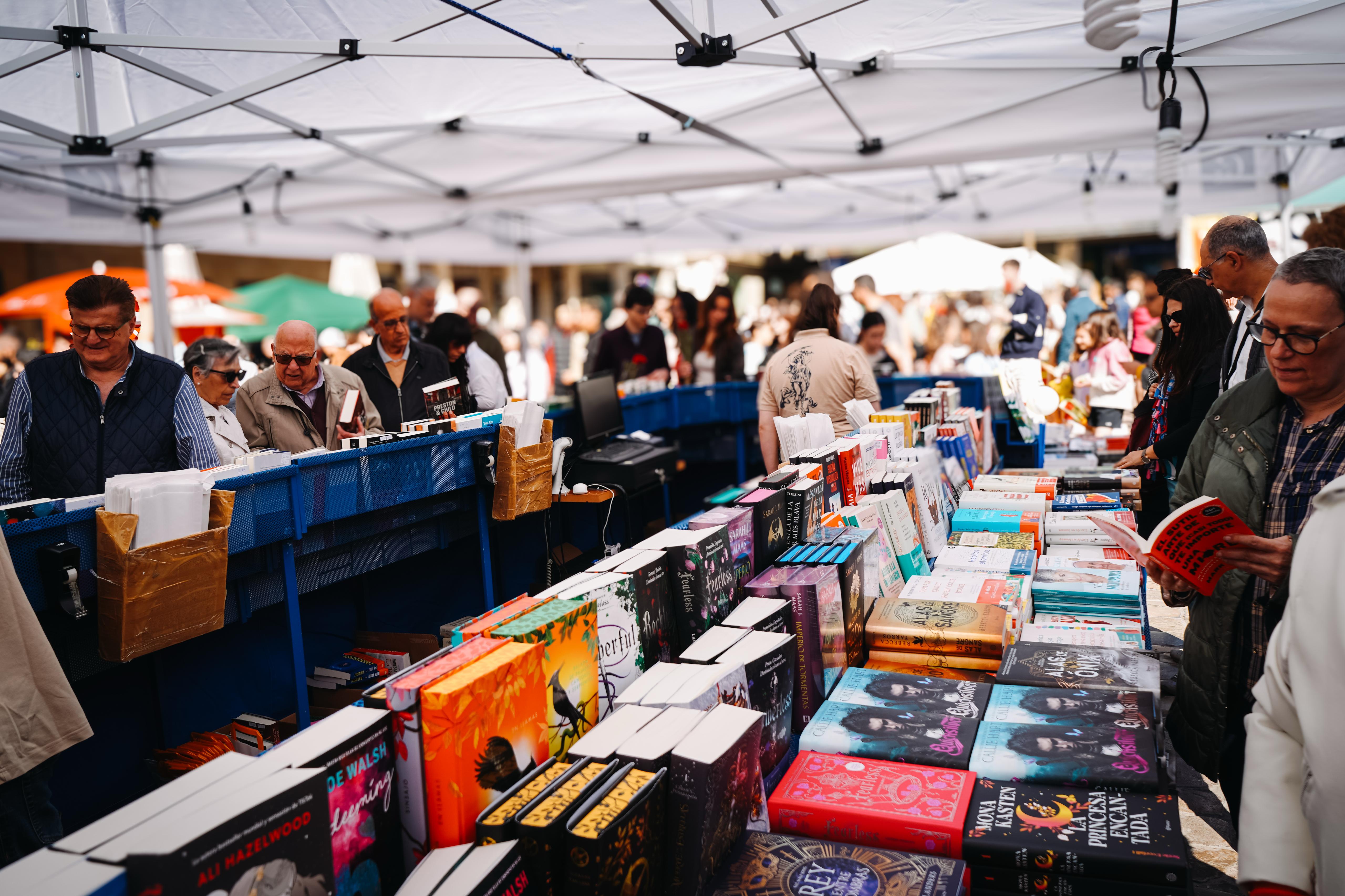 Diada de Sant Jordi 2025 plaça del Mercadal