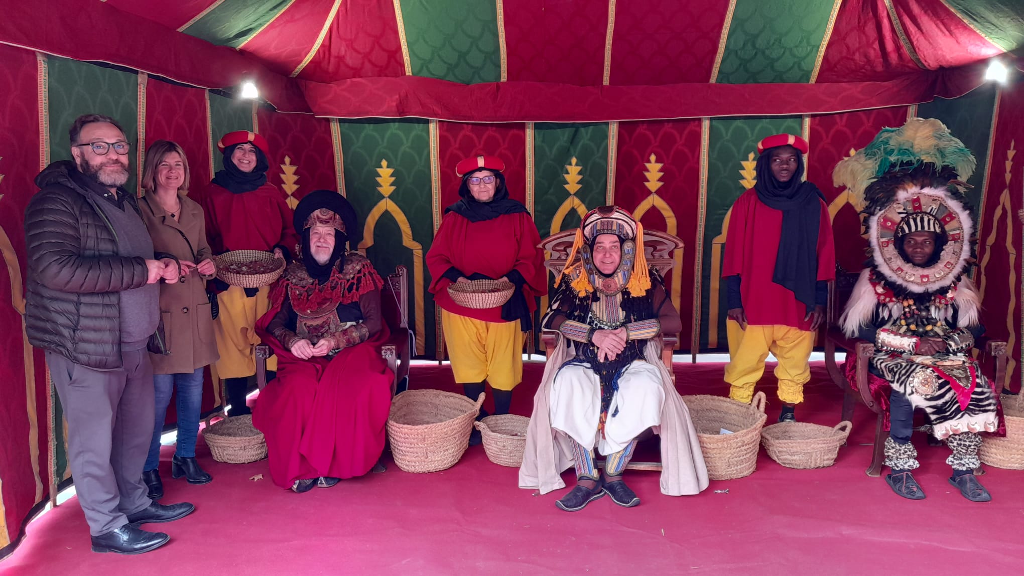 La vicealcaldessa i el regidor de Cultura saluden als emissaris reials