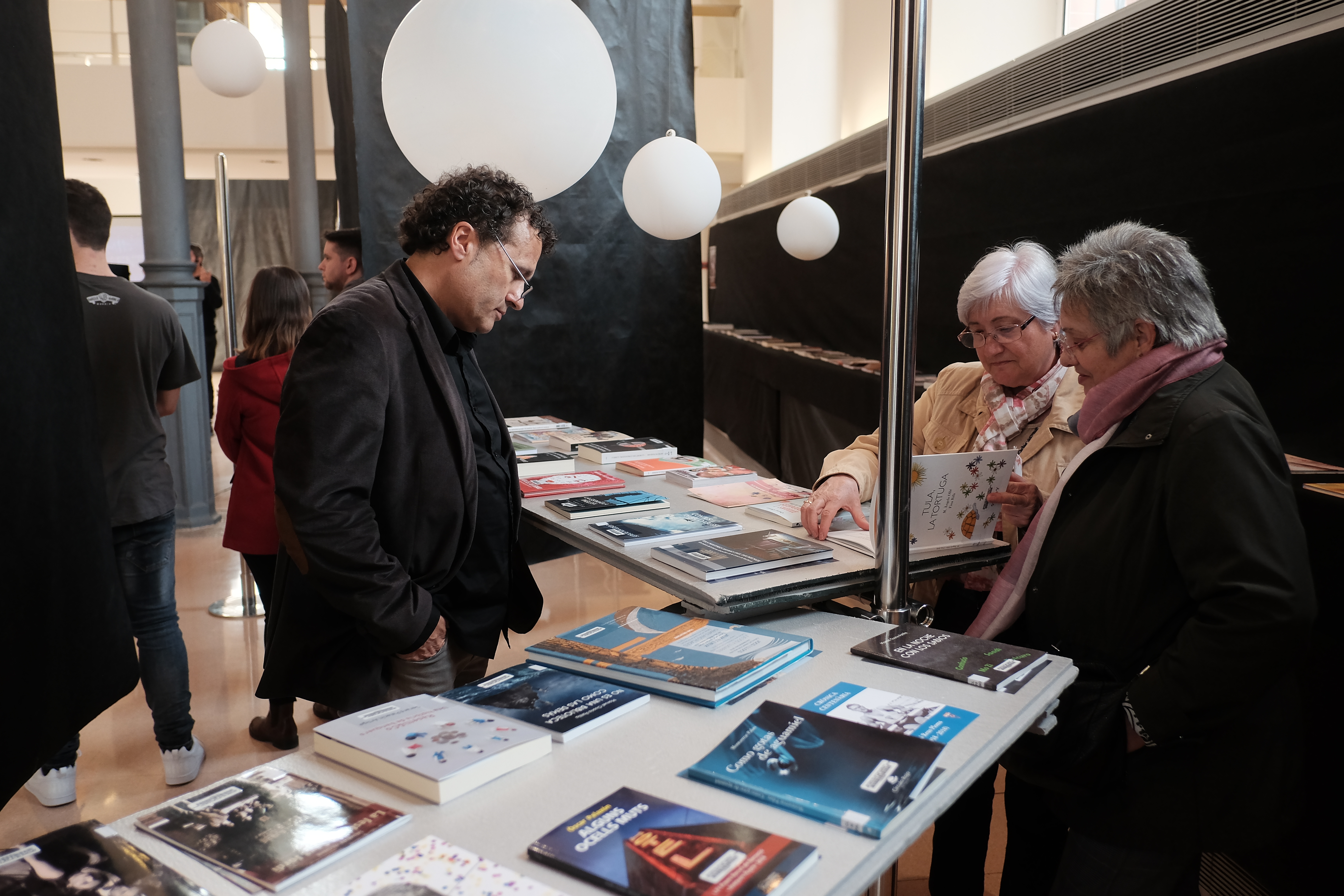 Novetats editorials exposades a la sala central de la Biblioteca