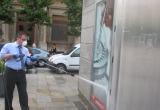 L'alcalde de Reus, Carles Pellicer, netejant una pintada a la plaça de la Llibertat