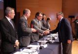 El president de la Generalitat i el rector de la Universitat Rovira i Virgili entreguen la medalla a l'alcalde de Reus.