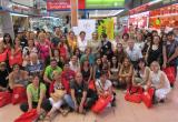 Fotografia de família de tots els participants al «Joc de llengües» del Mercat Central