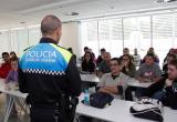 Formació de la Guàrdia Urbana als alumnes del centre de formació d’Adults Marta Mata