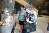 Imatge de l'exposició bibliogràfica al vestíbul del palau municipal