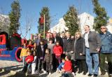 L'alcalde de Reus acompanyat de tots els assistents a la inauguració de la zona de jocs al barri Immaculada.