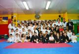Fotografia amb el grup del gimnàs Chois Sport que ha realitzat la exhibició de Taekwondo i Hapkido.