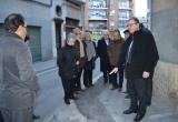 L'alcalde de Reus durant la visita al barri del Carme acompanyat d'alguns regidors i de membres de l'associació de veïns.