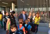 L'alcalde de Reus i la regidora d'Ensenyament i Polítca Lingüística a l'entrada de l'escola Isabel Besora.