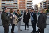 Els regidors durant la visita a la plaça de la Cultura de la Pau amb els veïns de la zona.