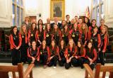 Fotografia de la recepció oficial amb els patinadors i patinadores del Reus Deportiu.