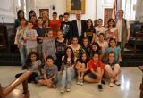 L'alcalde i la regidora amb els alumnes de l'escola Sant Josep al saló de Plens.