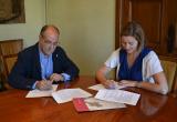 Alícia Alegret i Anton MArca signen el conveni entre els patronats de turisme de la ciutat de Reus i el comarcal. 