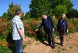 L'alcalde i la regidora de l'àrea d'Ensenyament i Política Lingüística durant la visita a l'IES d'Horticultura.