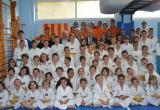 L'alcalde i el regidor d'Esports amb els responsables i els joves que practiquen Taekwondo al gimnàs Laissa.