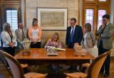 La vicepresidenta del Govern de la Generalitat signant el llibre d'honor de l'Ajuntament de Reus.