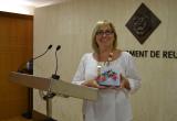 La regidora de Participació i Ciutadania amb la nova guia dels Centres Cívics.
