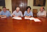 La regidora delegada de l'àrea de Benestar i el representant del Banc d'Aliments signen un conveni de col·laboració.
