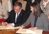 Carles Pellicer i Alícia Alegret signant el Protocol d'acord a la sala Evarist Fàbregas.