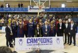 Imatge del lliurament de la copa de campions als integrants del FC Barcelona Lassa