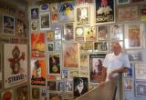 Imatge del periodista de la BBC Andy Mossack al Museu del Vermut de Reus