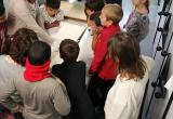 Els nens i nenes de l'escola La Vitxeta observant la documentació