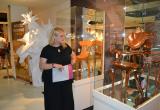 Imatge de la presentació de les cadires d'Antoni Gaudí al Gaudí Centre Reus amb la regidora Montserrat Caelles