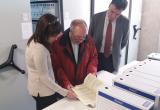Imatge de l'acte de cessió de documentació de Joan Solé a l'Arxiu Municipal