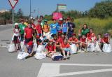 Imatge de l'alumnat de l'Escola Montsant durant l'acció de neteja «Let's clean up Europe» al camí antic de Castellvell del Ca