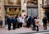 Imatge de la descoberta de la placa a la casa natal de Joan Roig i Solé