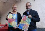 Montserrat Caelles i Jordi Torrente amb els cartells de la Trobada de Bitlles de Sis