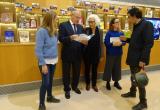 Alcalde a l'exposició dedicada a Àngels Ollé Alcalde a l'exposició dedicada a Àngels Ollé