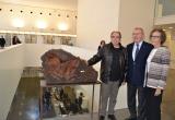 Imatge de l'artista Salvador Juanpere, l'alcalde i la vídua de Pere Anguera Mercè Costafreda