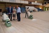 Imatge de la visita de l'alcalde i el regidor d'Esports al Pavelló Olímpic Municipal