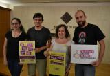 Imatge de la regidora Montserrat Flores amb els representants de la Coordinadora de Barraques