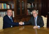 Imatge del moment de la signatura del conveni entre l'alcalde i el president de la Diputació de Tarragona