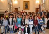Imatge de grup dels representants del Consell d'Infants i diversos membres del consistori al final de l'audiència Imatge de grup dels representants del Consell d'Infants i diversos membres del consistori al final de l'audiència